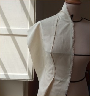 Studio del modello sartoriale su manichino nel laboratorio